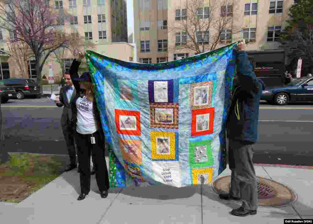 O&rsquo;zbek paxtasidan tayyorlangan va paxta dalalarida mehnat qilayotgan bolalarning tasviri tushirilgan choyshab Vashingtondagi namoyishda qo'l keldi