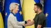 ARCHIVO - Ursula von der Leyen, presidenta de la Comisión Europea, estrecha la mano del presidente ucraniano Volodymyr Zelenskyy, luego de una conferencia de prensa conjunta en Kiev, Ucrania, el viernes 20 de septiembre de 2024.