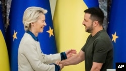 ARCHIVO - Ursula von der Leyen, presidenta de la Comisión Europea, estrecha la mano del presidente ucraniano Volodymyr Zelenskyy, luego de una conferencia de prensa conjunta en Kiev, Ucrania, el viernes 20 de septiembre de 2024.