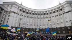 Vazirlar mahkamasi binosi yonida namoyishlar, Kiyev, Ukraina, 2-dekabr, 2013-yil