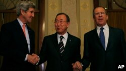 (Chapdan) AQSh Davlat kotibi Jon Kerri, BMT Bosh kotibi Pan Gi Mun va Rossiya Tashqi ishlar vaziri Sergey Lavrov Suriya muloqoti oldidan, Shvetsariya, 21-yanvar, 2014-yil.