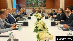 عباس عراقچی (مرکز، راست) در سفر به دوحه قطر با خلیل الحیه، عضو دفتر سیاسی و مسئول جنبش مقاومت اسلامی فلسطین، حماس در نوار غزه دیدار کرد