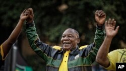 Le président Cyril Ramaphosa, lors d'un meeting de son parti, le Congrès national africain (ANC) au centre-ville de Johannesburg, en Afrique du Sud, le dimanche 12 mai 2019. (AP Photo / Ben Curtis)