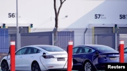 在中国的特斯拉上海厂里生产的特斯拉Model 3 电动汽车。（2019年12月2日）