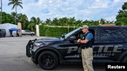 一名警察在佛羅里達州前總統特朗普的海湖莊園周圍執勤，此前特朗普在棕櫚灘的高爾夫球場遭遇未遂暗殺。(2024年9月16日)