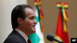 En esta foto de archivo del 15 de enero de 2020, el presidente Mauricio Claver-Carone del Banco Interamericano de Desarrollo, BID, habla con la prensa en La Paz, Bolivia.