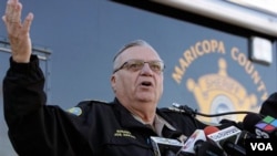 Sus opositores argumentan que los ayudantes de Arpaio incurren en la etiquetación racial durante las redadas.