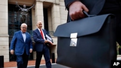 Юристи Пола Манафорта біля будівлі суду 