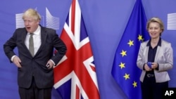 Waziri mkuu wa Uingereza Boris Johnson (kushoto) na mkuu rais wa halmashauri wa umoja wa ulaya Ursula Von der Leyen (kulia)