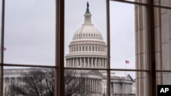 El Capitolio se ve a través de una ventana en el edificio de oficinas Cannon House en Capitol Hill en Washington, el 13 de febrero de 2025.