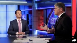 Donald Trump Jr. (izq.), entrevistado por el presentador de Fox News, Sean Hannity, en New York, Julio 11, 2017
