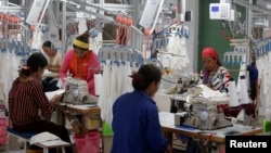 រូបឯកសារ៖ កម្មករ​នៅ​រោងចក្រ​មួយ​កំពុង​ដេរ​សម្លៀកបំពាក់​សម្រាប់​ផ្គត់ផ្គង់​ឲ្យ​ក្រុមហ៊ុន​សម្លៀកបំពាក់​ម៉ាក H&M កម្ពុជា​ ថ្ងៃទី១២ ខែធ្នូ ឆ្នាំ​២០១៨។