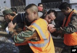 Hukumat da'vosiga ko'ra, Suriyadagi g'alayon tobora diniy tus olib, al-Qoida kabi guruhlar fursatdan foydalanmoqda