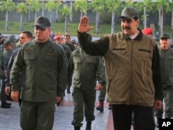 El presidente de Venezuela, Nicolás Maduro (derecha), acompañado por su ministro de Defensa Vladimir Padrino López, saluda a su llegada al Fuerte Tiuna, en Caracas, Venezuela, el 2 de mayo de 2019.