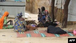 Wanawake wamekusanyika katika kambi ya El-Miskin Agosti 20, 2020 mji wa Maiduguri.