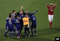 Le désarroi du Danois Daniel Agger contraste avec l'exubérance des Japonais victorieux