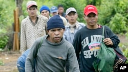 ក្នុង​រូបថត​ឯកសារ​នេះ ជនជាតិ​ម៉ុងតាញ៉ា​ដើរ​ចេញ​ពី​ក្នុង​ព្រៃ​​ក្នុង​ភូមិ​មួយ​ក្នុង​ខេត្ត​រតន​គីរី​ចម្ងាយ​១០​គីឡូម៉ែត្រ​ពី​ព្រំដែន​វៀតណាម កាល​ពី​ឆ្នាំ​២០០៤ ក្រោយ​​ពី​បាន​រត់​ភៀសខ្លួន​ចេញ​ពី​ប្រទេស​វៀតណាម។