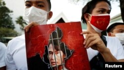 緬甸民眾手舉昂山素姬畫像聚集在泰國曼谷的聯合國機構前。（2021年2月2日）