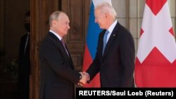 Rais wa Marekani Joe Biden (Kulia) na Rais wa Russia Vladimir Putin wakisalimiana walipowasili kufanya mkutano huko Villa La Grange, Geneva, Switzerland Juni 16, 2021. Saul Loeb/Pool via REUTERS