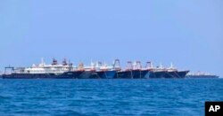 大批中國船隻停泊在南中國海有爭議的惠特森礁 (中國稱牛軛礁，菲律賓稱朱利安·費利佩礁）（Whitsun Reef）。（2021年3月7日）