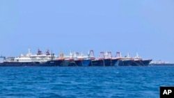 大批中國船隻停泊在南中國海有爭議的惠特森礁 (中國稱牛軛礁，菲律賓稱朱利安·費利佩礁）（Whitsun Reef）。（2021年3月7日）