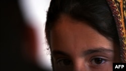 រូបឯកសារ៖ ស្រ្តីវ័យជំទង់ជនជាតិប៉ាគីស្ថាន ដែលគេចផុតពីការ​បង្ខំ​ឲ្យ​រៀបអាពាហ៍ពិពាហ៍ និយាយទៅកាន់អ្នកសារព័ត៌មាន AFP កនៅប្រទេសប៉ាគីស្ថាន កាលពីថ្ងៃទី១២ ខែធ្នូ ឆ្នាំ២០១៣។ 