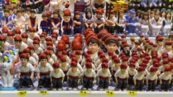 Figuras de cerámica conocida como “caganer” se ven en un mostrador en Barcelona, España. Foto: VOA.