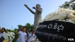 កម្រង​ផ្កាដែល​អ្នក​ចូលរួម​ដាក់​នៅ​ខាង​មុខ​រូប​សំណាក​របស់​លោក ជា វិជ្ជា ក្នុង​ពិធី​​គោរព​វិញ្ញាណ​ក្ខន្ធ​លោក ក្បែរ​វិមាន​ឯករាជ្យ​ នៅ​រាជធានី​ភ្នំពេញ ​នា​ថ្ងៃ​ទី២២​ ខែ​មករា​ ឆ្នាំ២០១៨។ (កាន់​ វិច្ឆិកា/VOA)​