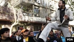 En El Cairo se produjeron protestas frente a la embajada de Libia, donde los manifestante reclamaron la renuncia de Gadhafi.