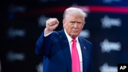 Президент Дональд Трамп покидает зал после выступления на Конференции консерваторов (CPAC) в Национальном курортном и конференц-центре Гейлорд в субботу, 22 февраля 2025 года, в Оксон-Хилле, штат Мэриленд (AP Photo/Jose Luis Magana)