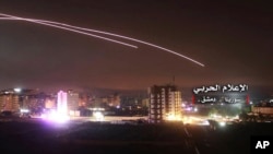 Una foto proporcionada por la oficina de prensa del ejercito sirio muestra el ataque con misiles en Damasco.
