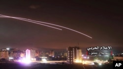 Des missiles dans le ciel alors que des missiles israéliens touchent la défense aérienne et d'autres bases militaires, à Damas, en Syrie, le 10 mai 2018 (Média militaire central syrien)
