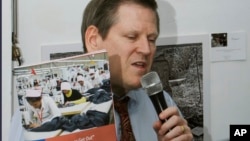 លោក Phil Robertson នាយក​រង​​អង្គការ​សិទ្ធិ​មនុស្ស​ ​Human Rights Watch ប្រចាំតំបន់​អាស៊ី​​ថ្លែង​ក្នុង​សន្និសីទ​កាសែត​មួយ​នៅ​ក្នុង​ក្រុង​ភ្នំពេញ​កាល​ពី​ថ្ងៃ​ព្រហស្បតិ៍​ទី​១២ ខែ​មីនា ឆ្នាំ​២០១៥ ដោយ​លើក​បង្ហាញ​របាយការណ៍​ «Work Faster or Get Out‍» អំពី​ការ​រំលោភ​បំពាន​ខាង​ការងារ​​លើ​ស្ត្រី​​ជា​កម្មករ​រោងចក្រ។ (AP Photo/Heng Sinith)