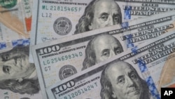 ARHIVA - Novčacine od 100 dolara sa likom Bendžamina Frenklina fotografisane u Dalasu, Teksas, 22. januara 2020. (Foto: AP)