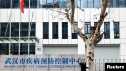 一名男子走過武漢市疾病預防控制中心。（2021年2月1日）