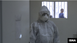 یک راننده تاکسی اینترنتی و یک مهماندار هواپیما به عنوان بیماران مشکوک به کرونا در یکی از بیمارستان های تهران قرنطینه هستند.