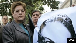 La versión más aceptada indica que Allende se suicidó para evitar caer en manos de los militares.