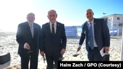 از چپ به راست: سفیر آمریکا، نخست وزیر اسرائيل و شهردار بات‌یام
عکاس از حایم زاخ، دفتر مطبوعاتی دولت اسرائيل