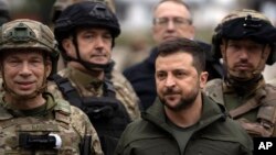 Президент України Володимир Зеленський під час візиту до звільненого ЗСУ Ізюма, 14 вересня 2022 (AP Foto/Leo Correa)