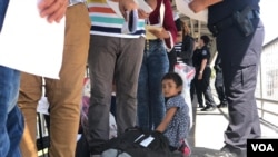 Las autoridades de EE.UU. están habilitando una serie de carpas para atender a los 8.300 migrantes que recibieron fecha para aparecer ante la corte de inmigración en Laredo, como parte del Protocolo de Protección a Migrantes.