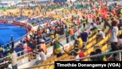 Mashabiki kwenye uwanja wa l'Amitié mjini Libreville, Gabon, wakati wa mechi ya ufunguzi 2017