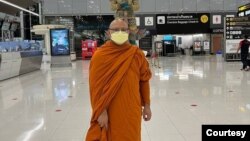 ព្រះតេជគុណ បូរ បេត ថតរូបនៅព្រលានយន្តហោះក្នុងប្រទេសថៃ មុនចាកចេញទៅប្រទេសស្វីស កាលពីថ្ងៃទី១២ ខែធ្នូ ឆ្នាំ២០២១។ (រូបថតដោយមេធាវីជនជាតិថៃ ដែលត្រូវបានផ្តល់សិទ្ធិឲ្យប្រើប្រាស់ដោយព្រះតេជគុណ បូរ បេត)