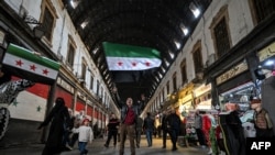 Американските власти продолжија со своите напори, делумно фокусирани на тоа дека терористичките групи како што е Исламската држава не можат да го искористат периодот на транзиција како шанса за освојување територија.