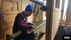 An artisan weaves Pashmina fabric in Srinagar. (Bilal Hussain/VOA)