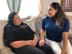 Jensy Matute junto a su abuela Ángela en su casa de West Palm Beach, Florida. Foto: Antoni Belchi, VOA.