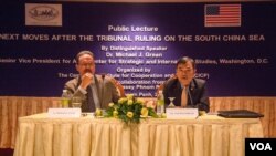 លោក Michael J.Green អនុ​ប្រធាន​ជាន់​ខ្ពស់​សម្រាប់​ទ្វីប​អាស៊ី នៃ​​មជ្ឈមណ្ឌល​សម្រាប់​ការ​សិក្សា​​​និង​ស្រាវជ្រាវ​អន្តរជាតិ​​ នៃ​រដ្ឋ​ធានី​វ៉ាស៊ិនតោន​ សហរដ្ឋ​អាមេរិក​ និង​លោក ពូ សុធារៈ នាយក​ប្រតិបត្តិ​នៃ​វិទ្យាស្ថាន​ខ្មែរ​សម្រាប់​សហ​ប្រតិបត្តិការ​ និង​សន្តិភាព​នៅ​ក្នុង​សិក្ខាសាលា​ស្ដី​អំពី​សមុទ្រ​ចិន​ខាង​ត្បូង​​បន្ទាប់​ពី​សាលដីការ​តុលាការ​អន្តរជាតិ​ នៅ​ថ្ងៃ​ពុធ ទី​២០ ខែ​កក្ដដា ឆ្នាំ​២០១៦ នៅ​រាជធានី​ភ្នំពេញ។ (ឡេង ឡែន/VOA) 