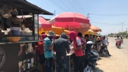 កម្មករហូបអាហារជុំៗគ្នានៅក្នុងម៉ោងសម្រាកបាយថ្ងៃត្រង់ នៅរោងចក្រ Y & W Garment ថ្ងៃទី៥ ខែមីនា ឆ្នាំ២០២១។ (ហ៊ុល រស្មី/វីអូអេ)