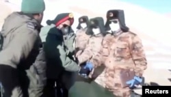 视频截图显示印度军队与中国军队从拉达克班公湖地区撤军过程景象。（2021年2月11日）