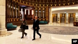 Кирил Дмитриев, шефот на рускиот фонд за директни инвестиции и Марија Медведева, заменик-извршен директор за надворешна комуникација на фондот, во хотелот Риц Карлтон во Ријад, Саудиска Арабија, 18 февруари 2025 година