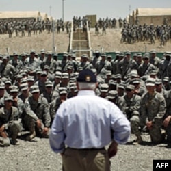 AQSh Mudofaa vaziri Robert Geyts Paktika viloyatida xizmat qilayotgan askarlar oldida, 6 iyun 2011